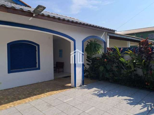 Casa térrea à venda com 03 dormitórios e 01 edícula na Praia das Palmeiras.