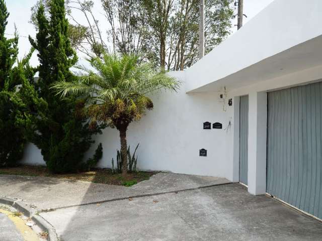 Casa com amplo terreno no Centenário