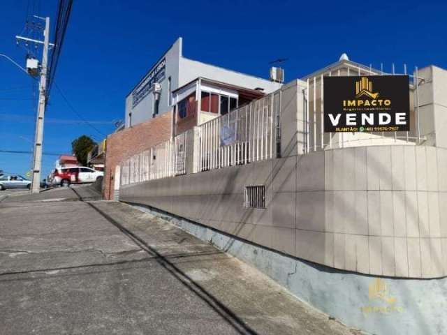 Casa de esquina. Sozinha no terreno.