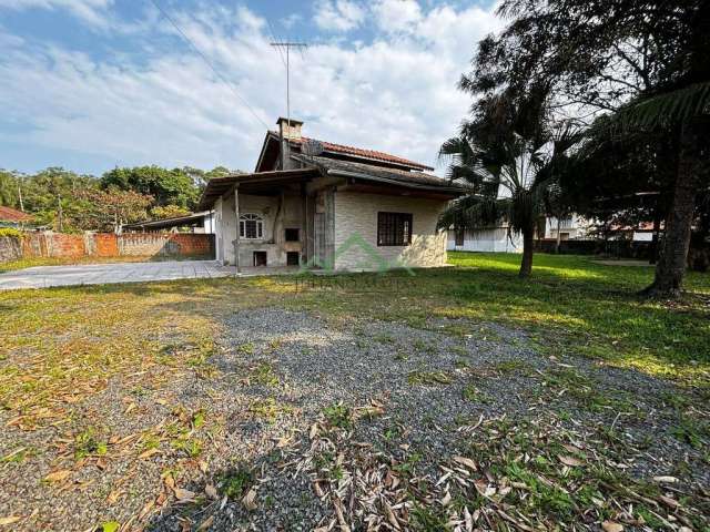 Casa com 2 terrenos AT 697m², a venda em Bal. Barra do Sul - Costeira