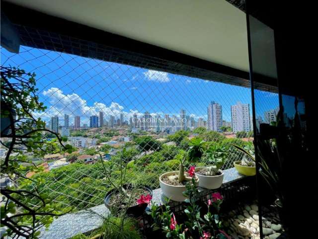 Lindo apartamento com vista livre para uma praça!