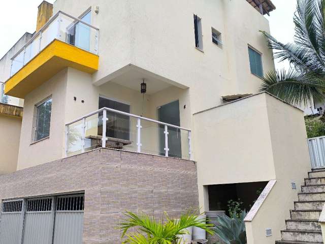 Casa triplex cobertura 4/4 quintal 2 vagas de garagem em condomínio tranquilo próximo ao Farol de Itapuã