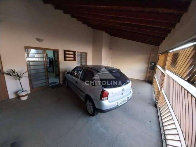 Casa padrão, esperando pela sua decoração!! Com 2 dormitórios, sala, cozinha, 1 banheiro, área de serviço, quintal e 2 vagas de garagem.   Agende uma