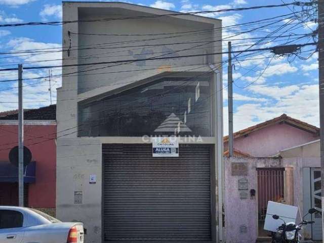 Barracão comercial medindo aproximadamente 253M². Com mezanino, escritório, copa, banheiro social, área de serviço e porta de aço com motor eletrônico