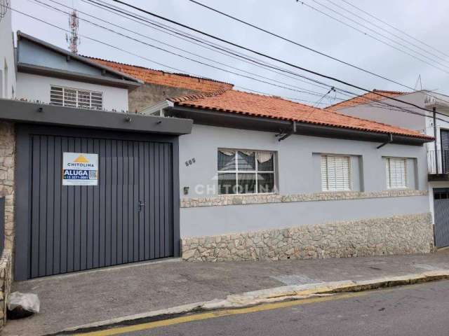 Casa padrão, esperando pela sua decoração!! - Com 3 dormitórios, sala, cozinha, copa, despensa, 2 banheiros, área de serviço, 1 cômodo fora e  1 vaga