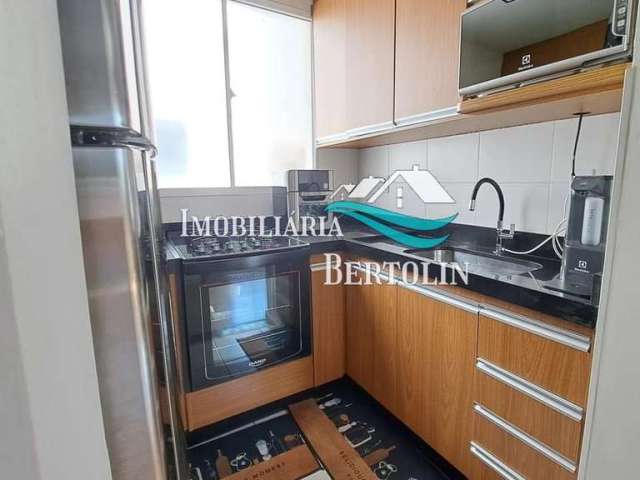 Lindo apartamento com sacada e rico em armários