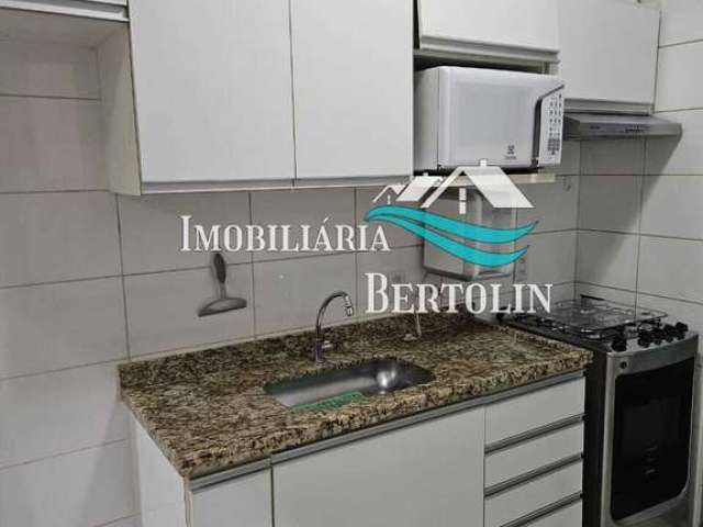 Lindo apartamento reformado, com sacada e rico em armários