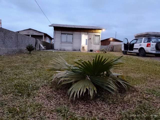 Á venda Casa no Santa Helena, Bal.  600 metros do mar e com escritura regularizada!