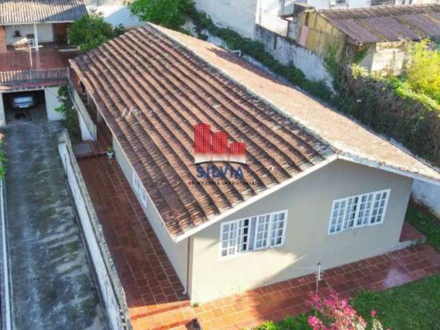 Casa com quintal e amplo terreno no bairro Campo Comprido.