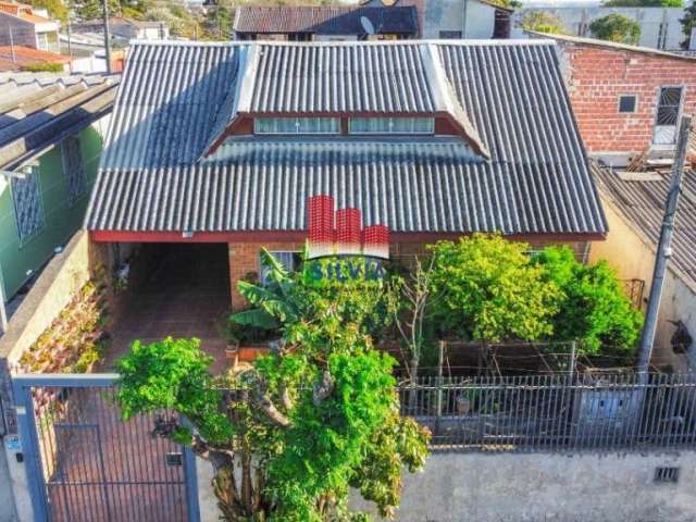 Casa com ático e amplo terreno na Cidade Industrial.