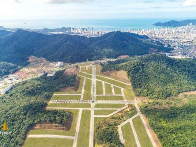 Terreno a venda no Colinas de Camboriú Village no bairro Várzea do Ranchinho em Camboriú.