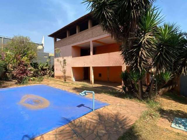 Casa com 3 dormitórios para alugar, 180 m² por R$ 2.500,00/mês - Centro - Mário Campos/MG