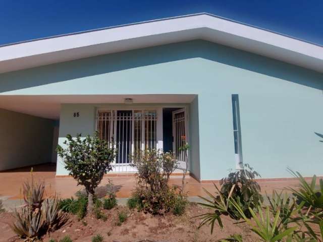 Casa Térrea 3 dormitórios, sendo um suíte + edícula/ quintal amplo!