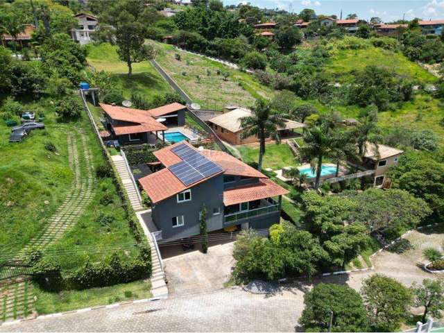 Linda Casa de Campo com 06 suítes e vista Panorâmica no Condomínio em Atibaia