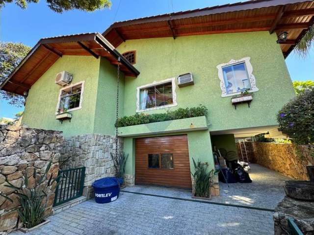 Casa à venda em Atibaia com 4 quartos, sendo  3 suítes, 6 banheiros e amplo quintal, com terreno de 1118 M²