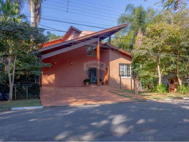 Casa no Condomínio Flamboyant em Atibaia com 04 Dormitórios, 02 Suítes, e Amplo Espaço Gourmet