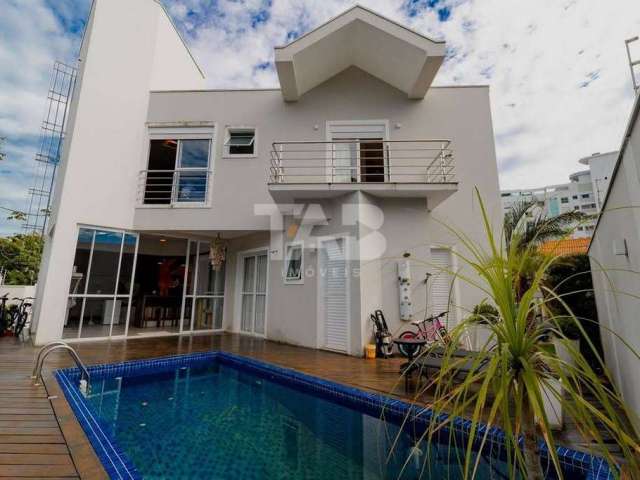 Casa quadra mar para locação na Praia Brava