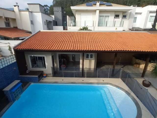 Casa térrea com elevador interno, pé direito alto, quartos com sacada.