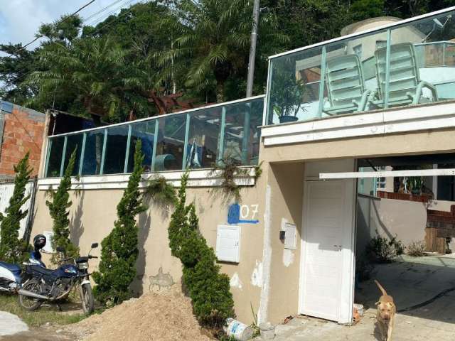 Casa ampla com contrato de compra e venda no bairro rio pequeno em camboriú