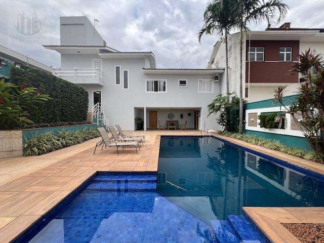 Sobrado à venda em Maringá, Zona 05, com 4 quartos, com 358.74 m²