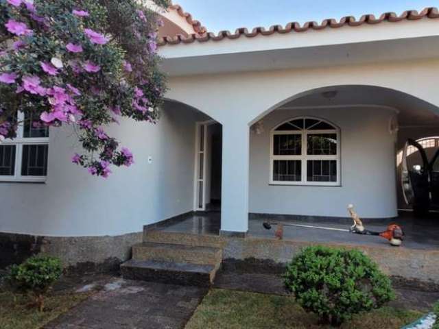 Casa para locação em Indaiatuba-SP, Vila Avaí - 4 quartos, 1 suíte, 3 salas, 4 vagas na garagem, 242m² de área.