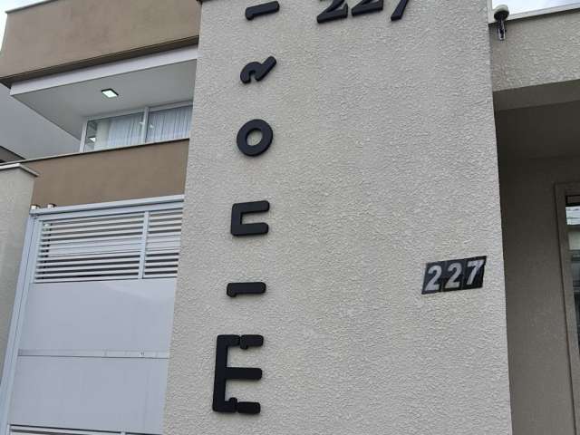 Apartamento com 01 suíte + 02 quartos Bairro: Glória Joinville.