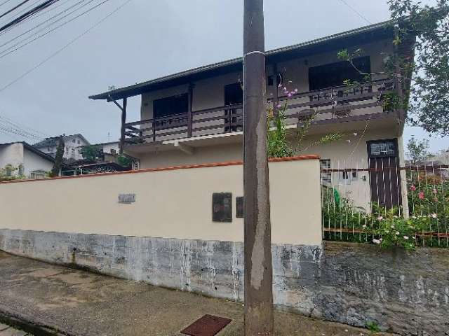 Vende-se Sobrado com Salas Comerciais Floresta-Joinville.