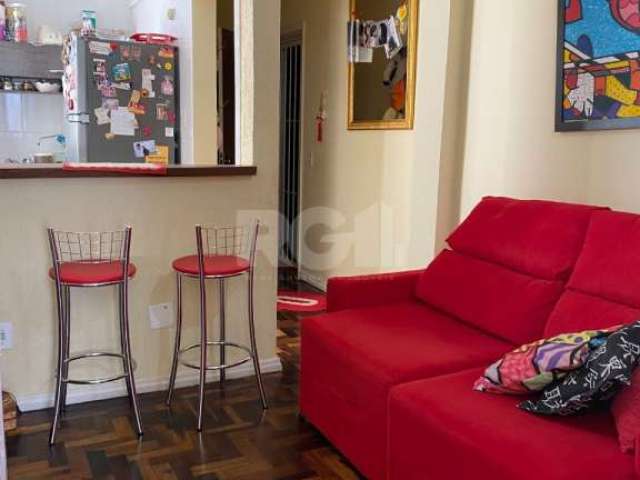 &lt;p&gt;Apartamento com 2 dormitório, living com cozinha americana, área de serviço separada, apartamento já foi reformado, posição solar Norte. Prédio com elevador, localizado junto a mais nova atra