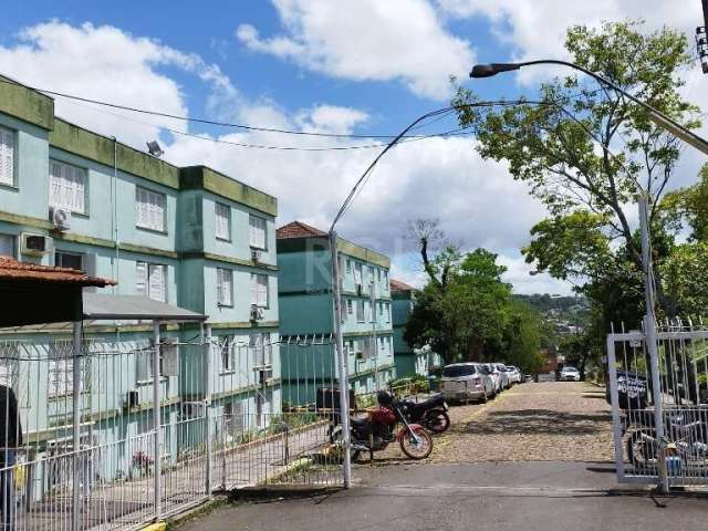 Apto de 2 dorm, totalmente reformado, com janelas em alumínio, cozinha sob medida, piso laminado, ficam no imóvel os móveis fixos da cozinha. Ficam no imóvel 2 aparelhos de ar condicionado. Sala com v