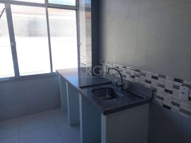 Excelente apartamento de um dormitório com 46 m² privativos, recentemente reformado, living para dois ambientes, cozinha com bancada, banheiro social com box de vidro, aquecedor de água para cozinha e