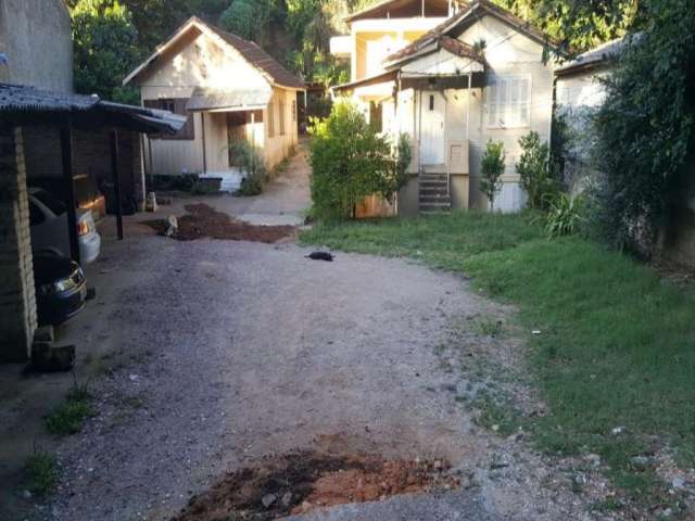 Casa, 3 dormitórios com um terreno grande e mais 2 casas mistas de madeira e alvenaria. Sala, cozinha ampla, 10 garagens, com aquecedor a gás em todas as torneiras, terraço e lavanderia.  Proprietário