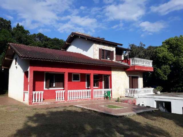 Vende ótima casa de 3 dormitórios, sendo 1 suíte,  amplo living, sacada, garagem coberta. Terreno amplo e todo cercado. Agende sua visita e venha conferir com nossa equipe!