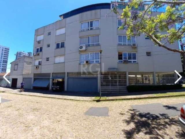 Apartamento de 3 dormitórios, sala de estar, área de circulação interna, copa cozinha, dois banheiro auxiliar e dependência de empregada.&lt;BR&gt;Referências: Comércios, escola e hospital na redondez