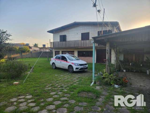 Casa á venda no bairro Lami | Imóvel com 5 dormitórios sendo 1 suíte, 3 banheiros, sala, cozinha, terreno murado, gramado e arborizado. Venha conhecer!