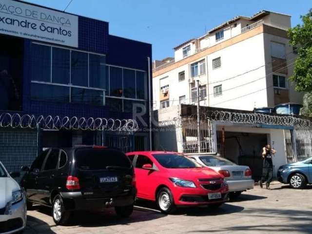 Prédio comercial  em ótima localização. locado para estabelecimento comercial, o prédio possui lojas na testada e salas comerciais onde algumas também estão alugadas, tem junto nos fundos um sobrado e