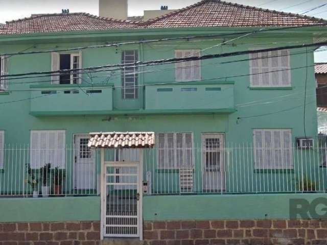 Apartamento de 1 dormitório, com sala, cozinha, banheiro social, área de serviço., com 65m² de área privativa e um pequeno pátio. Localizado na Rua Ari Marinho, próximo ao Colégio Dom Bosco e com fáci