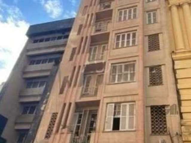 Apartamento amplo localizado no bairro CENTRO HISTÓRICO  1 dormitório - 53,00 m² de área privativa.  Piso de parquet com sinteko novo. Fechaduras novas. Sala com abertura e janela na parede lateral. C