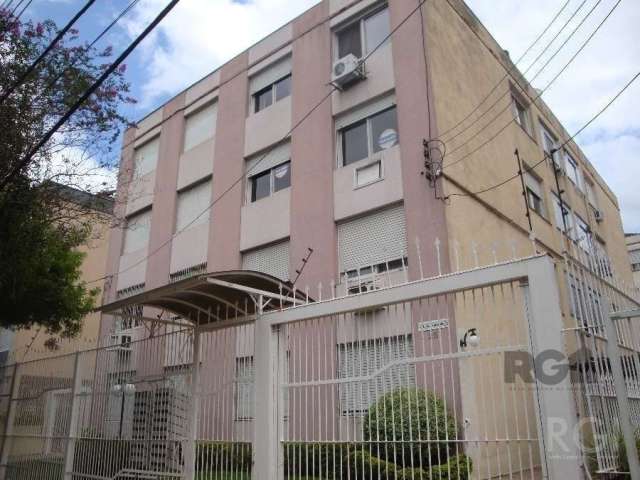 Ótimo apartamento no bairro São Sebastião, fundos, reformado, DESOCUPADO, com 59m² privativos, de 2 dormitórios. Possui sala ampla, 2 dormitórios, banheiro com ventilação natural, cozinha e área de se