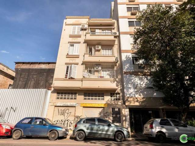 Exclusividade !!! IMPECÁVEL apartamento totalmente reformado, desocupado, no segundo andar, fundos, living 2 ambientes, circulação, cozinha americana, área de serviço coberta c/ vidro, banheiro social