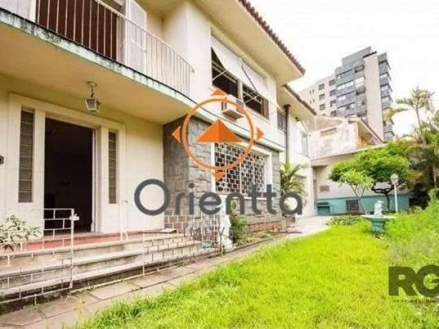 Orientta Imóveis ALUGA  excelente casa em bairro nobre com total de 264m², living amplo e arejado, cozinha independente, área de serviço, 5 dormitórios, sendo 2 suítes, lavabo, salão de festas com mez