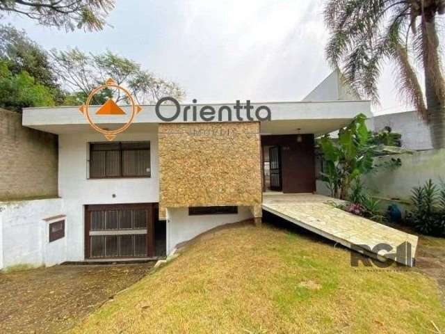 ORIENTTA aluga excelente  casa comercial com 380m² de área privativa, 05 ambientes, ampla área externa dois acessos, 06 vagas de garagem, cozinha, lavanderia, 04 banheiros, amplo living com lareira.&l