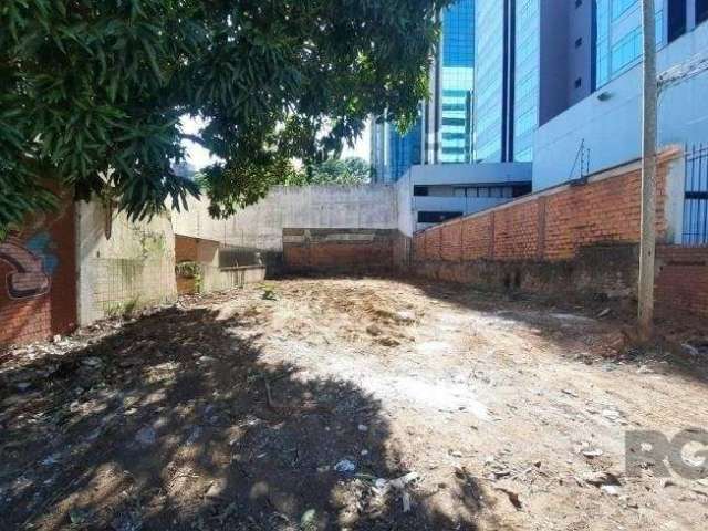 Terreno com 305 metros quadrados de área, medindo 9,90 de frente, por 30,80 de frente a fundos, plano, limpo, pronto para construir. Fica localizado a poucos metros da Avenida Carlos Gomes, junto a be