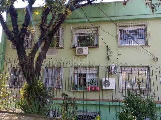 Apartamento térreo reformado, aconchegante, em ótimo estado de conservação. Possui três dormitórios, living, cozinha, banheiro social, área de serviço. O condomínio tem salão de festas, churrasqueira.