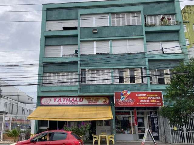 Apartamento de 1 Quarto no Bairro Floresta próximo ao Shopping total, sala com dois ambientes, cozinha americana e área de serviço, banheiro social com ventilação direta, amplo dormitório iluminado e 