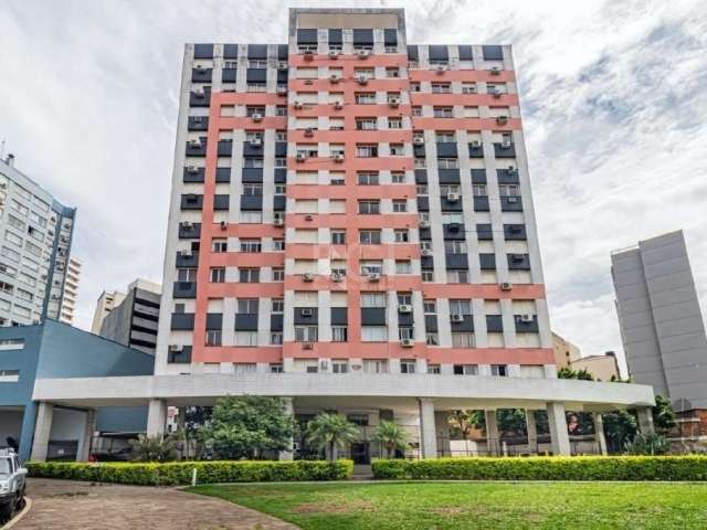 Apartamento à venda localizado na Avenida Loureiro da Silva, no bairro Centro em Porto Alegre. Este imóvel conta com área construída de 53m², oferecendo 2 quartos, 1 banheiro e 1 vaga de garagem. Apro