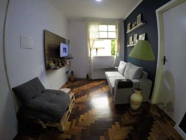 Apartamento de 02 dormitórios , banheiro social com ventilação natural, sala ,cozinha com área de serviço. Com ótima posição solar e bem arejado, localizado em ponto central da cidade com todas as com