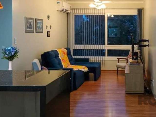 Espaçoso apartamento semi-mobiliado de 3 dormitórios, incluindo 1 suíte, destaca-se pelo amplo living e sala de jantar, cozinha americana com churrasqueira e excelente acabamento, com móveis planejado