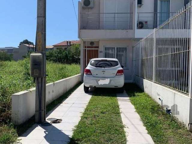 Ótimo sobrado no Hípica Boulevard. Dispõe de 2 dormitórios, ambos suítes, sala, cozinha, lavabo, vaga para 2 carros, pátio nos fundos e estrutura para um 3° piso. Muito bem localizado, tem fácil acess