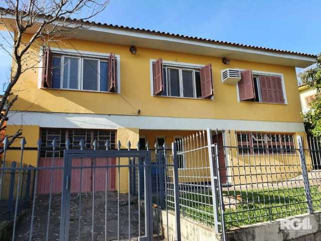 Casa à venda no Centro de Guaíba, com 4 quartos, sendo 1 suíte, e 4 banheiros sociais. Possui área privativa de 259m² e área total de 480m². Com alarme no imóvel, churrasqueira, lareira, lavabo e jane