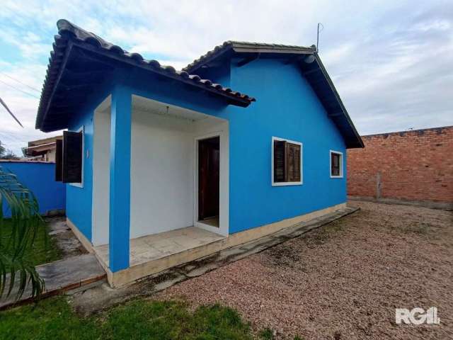 Casa de esquina com 2 dormitorios, sala cozinha, banheiro, churraqueira, acabamento em ceramica tipo 1, e aberturas em madeira nobre. pronta para morar e aceita financiamento